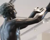 Betender Knabe im Alten Museum Berlin