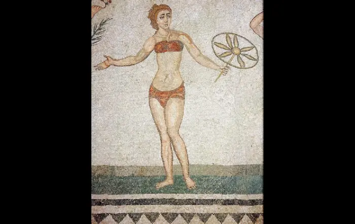 Bikinimädchen auf der Piazza Armerina Villa Romana